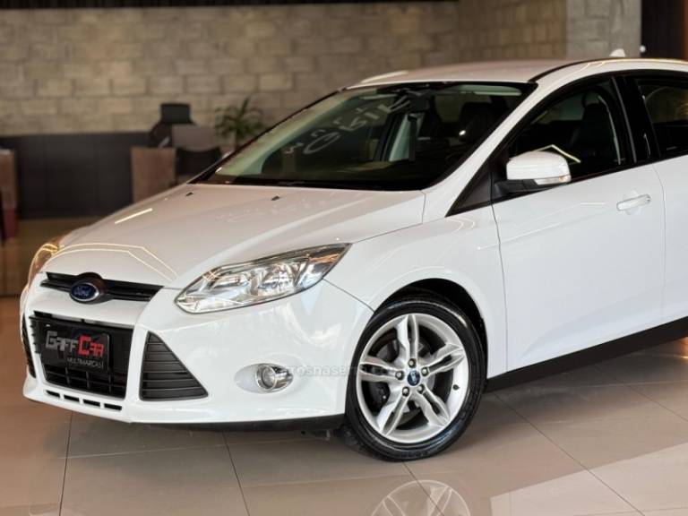 FORD - FOCUS - 2014/2015 - Branca - R$ 54.900,00