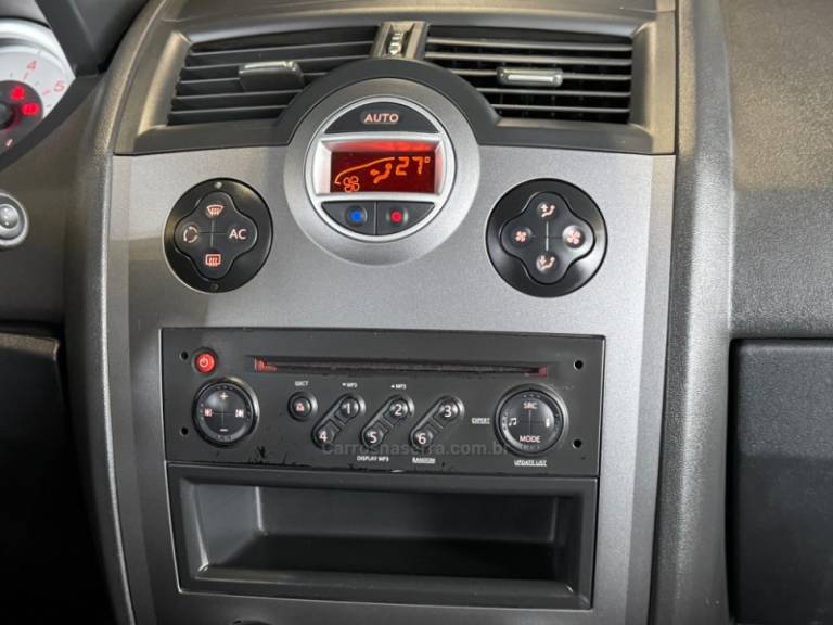 RENAULT - MÉGANE - 2011/2011 - Prata - R$ 35.900,00