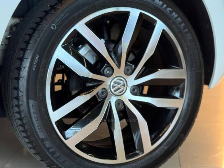 VOLKSWAGEN - GOLF - 2017/2017 - Branca - R$ 109.900,00
