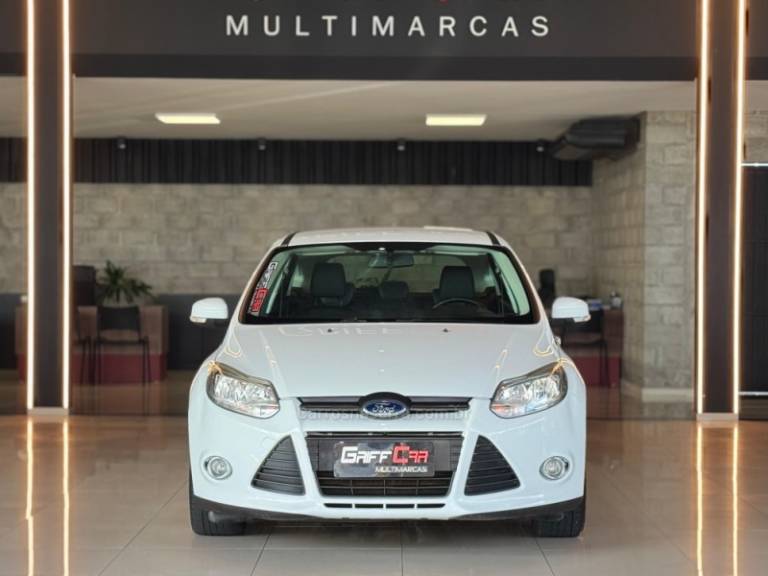 FORD - FOCUS - 2014/2015 - Branca - R$ 54.900,00