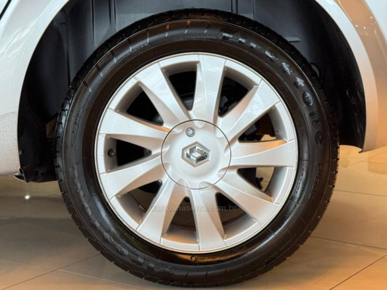 RENAULT - MÉGANE - 2011/2011 - Prata - R$ 35.900,00