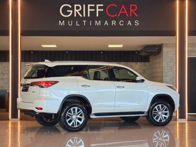 TOYOTA - HILUX SW4 - 2016/2017 - Branca - R$ 219.900,00