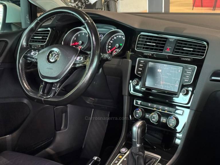 VOLKSWAGEN - GOLF - 2017/2017 - Branca - R$ 109.900,00