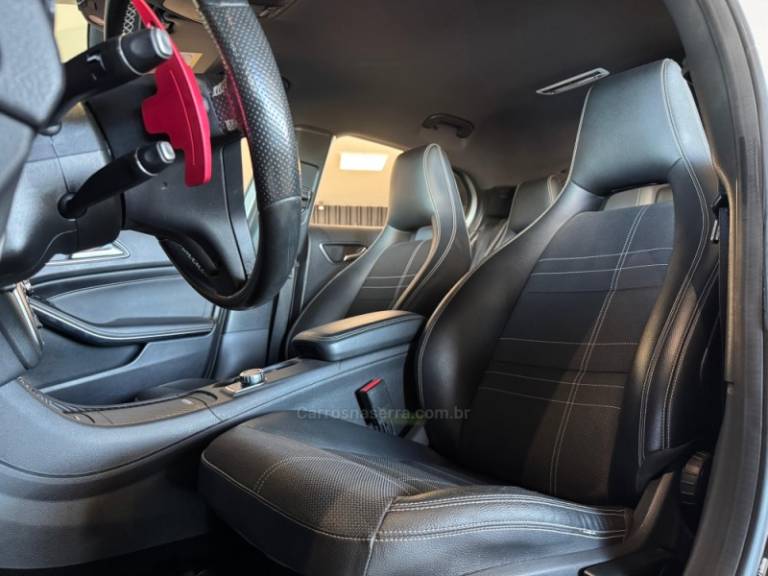 MERCEDES-BENZ - GLA 200 - 2014/2015 - Prata - R$ 89.900,00