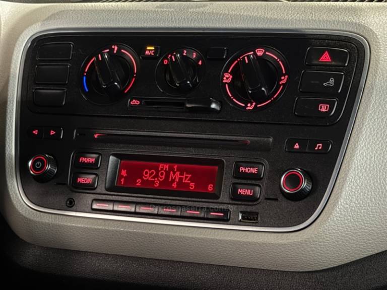 VOLKSWAGEN - UP - 2015/2016 - Vermelha - R$ 52.900,00