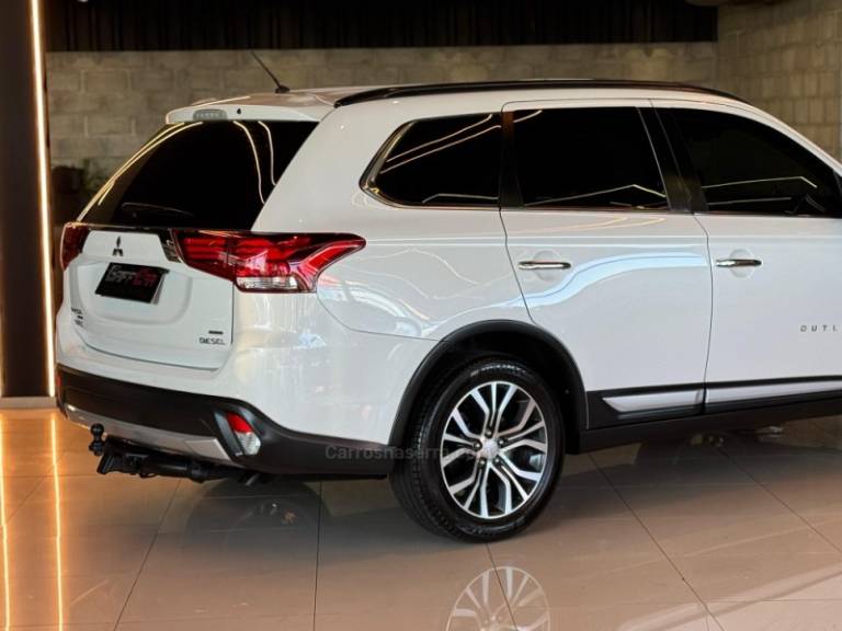MITSUBISHI - OUTLANDER - 2015/2016 - Branca - R$ 121.900,00