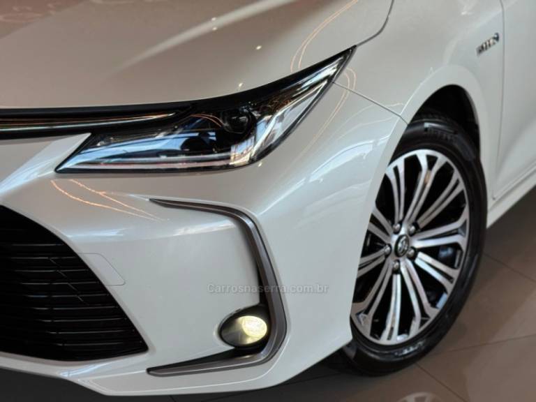 TOYOTA - COROLLA - 2020/2021 - Branca - R$ 139.900,00