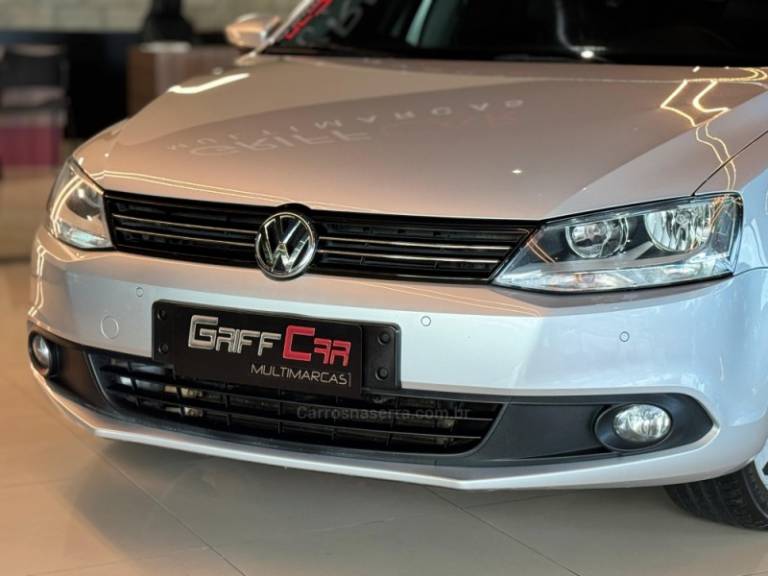 VOLKSWAGEN - JETTA - 2013/2014 - Prata - R$ 75.900,00