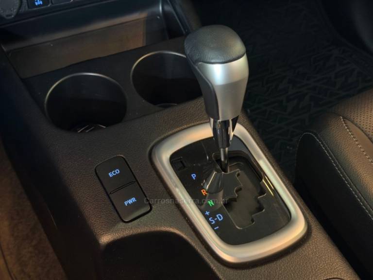 TOYOTA - HILUX - 2022/2023 - Branca - R$ 285.900,00