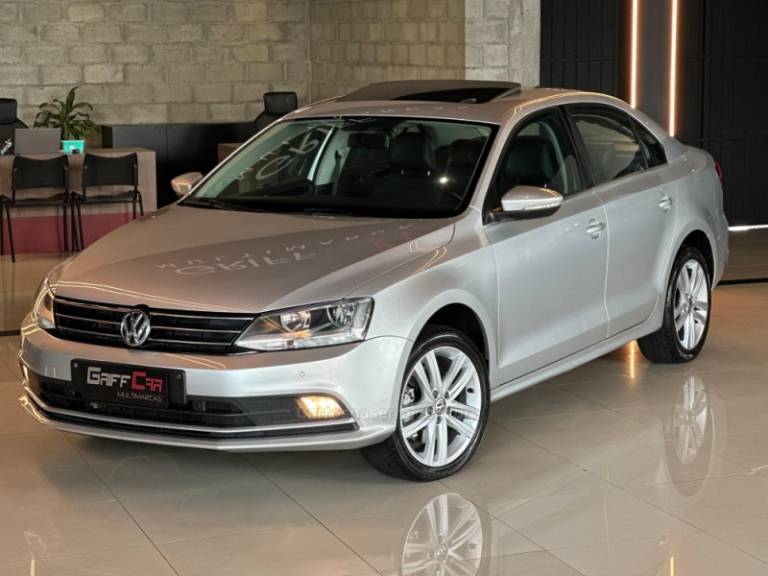 VOLKSWAGEN - JETTA - 2014/2015 - Vermelha - R$ 87.900,00