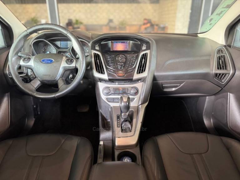 FORD - FOCUS - 2014/2015 - Branca - R$ 54.900,00