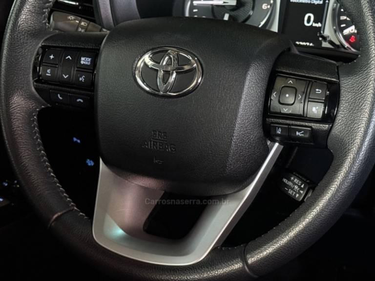 TOYOTA - HILUX - 2024/2024 - Preta - R$ 311.900,00