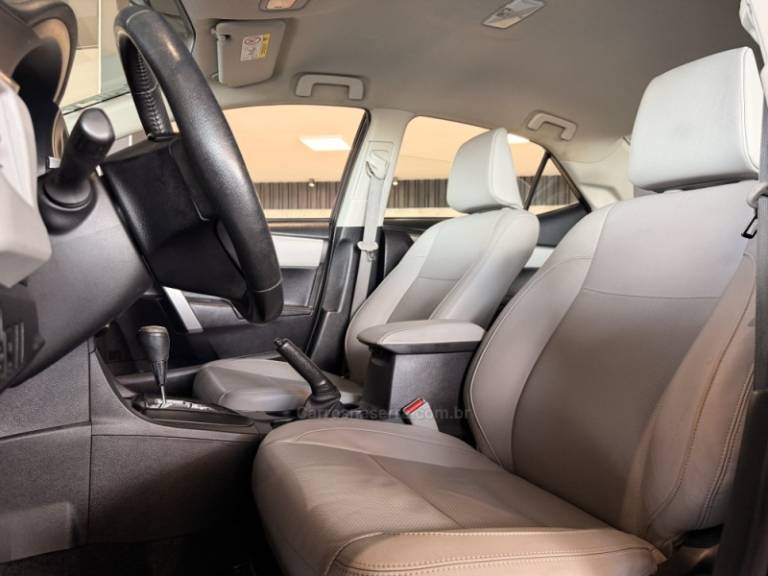 TOYOTA - COROLLA - 2016/2017 - Preta - R$ 83.900,00