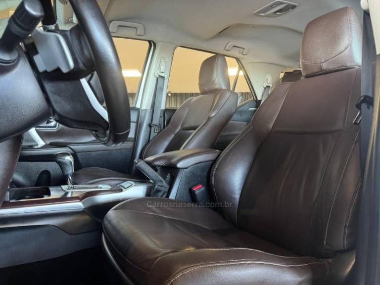 TOYOTA - HILUX SW4 - 2016/2017 - Branca - R$ 219.900,00