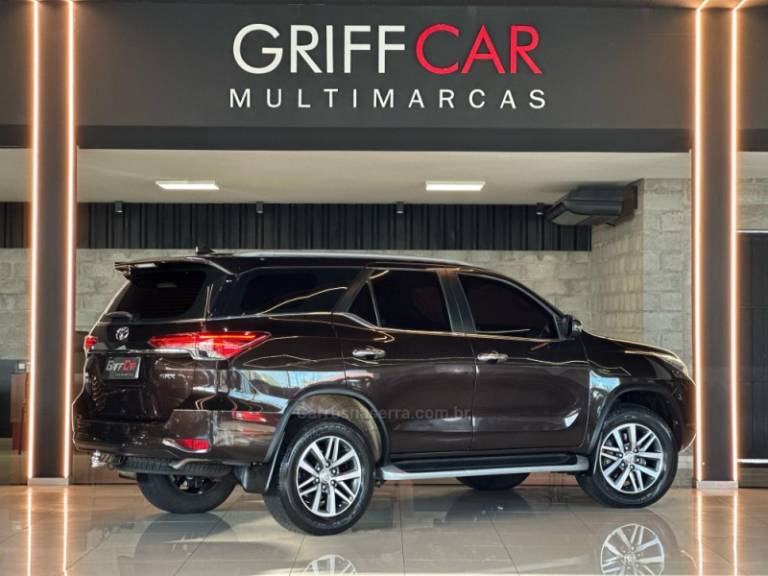 TOYOTA - HILUX SW4 - 2018/2019 - Marrom - R$ 259.900,00