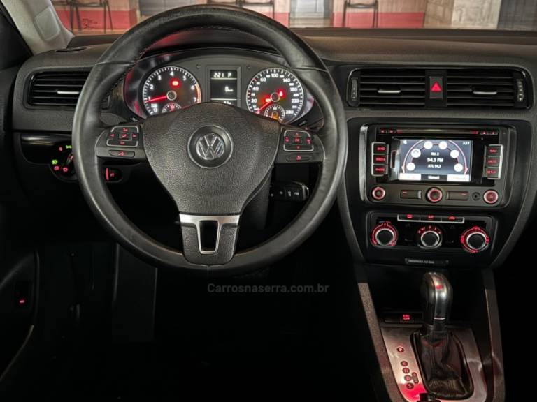 VOLKSWAGEN - JETTA - 2012/2013 - Preta - R$ 68.900,00