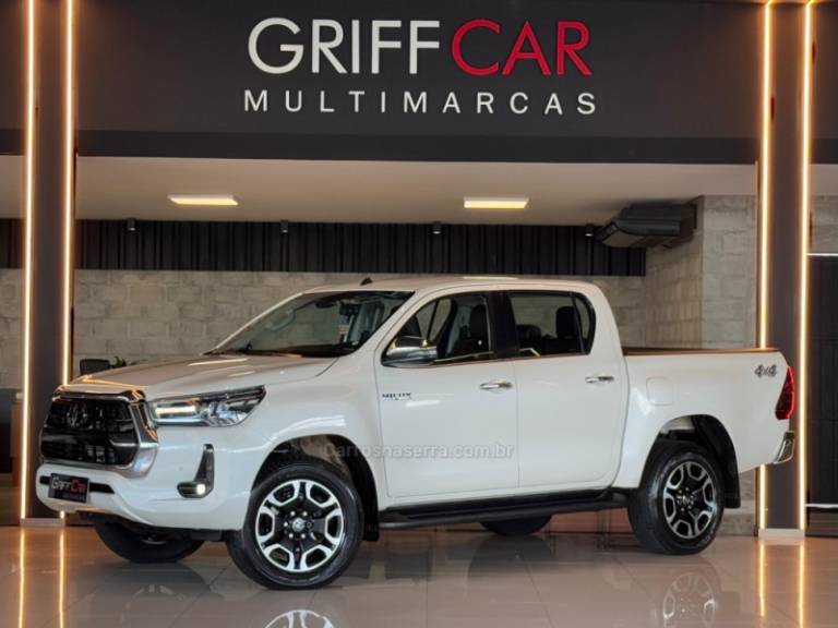 TOYOTA - HILUX - 2020/2021 - Branca - R$ 259.900,00