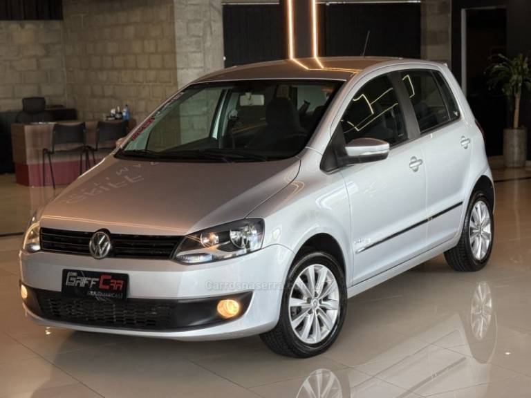VOLKSWAGEN - FOX - 2010/2011 - Prata - R$ 39.900,00
