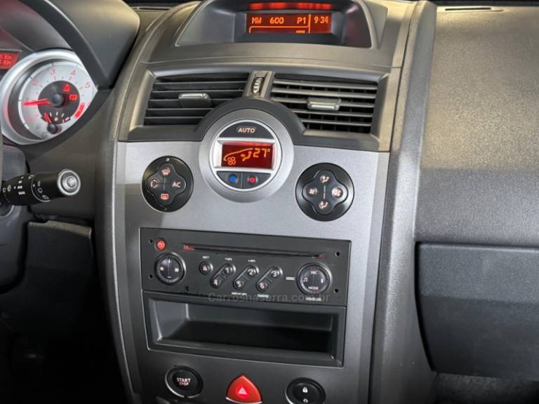 RENAULT - MÉGANE - 2011/2011 - Prata - R$ 35.900,00