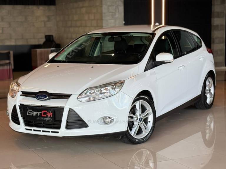 FORD - FOCUS - 2014/2015 - Branca - R$ 54.900,00