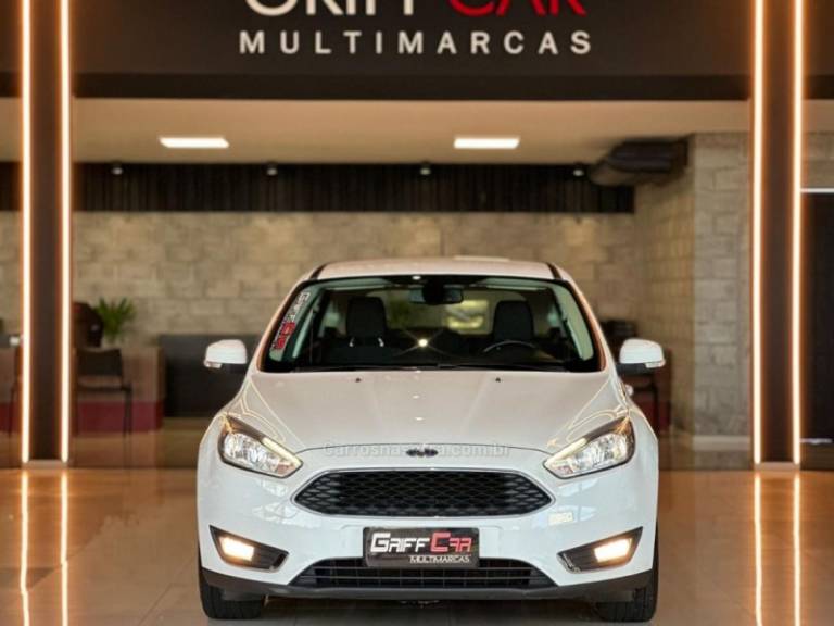 FORD - FOCUS - 2017/2018 - Branca - R$ 72.900,00