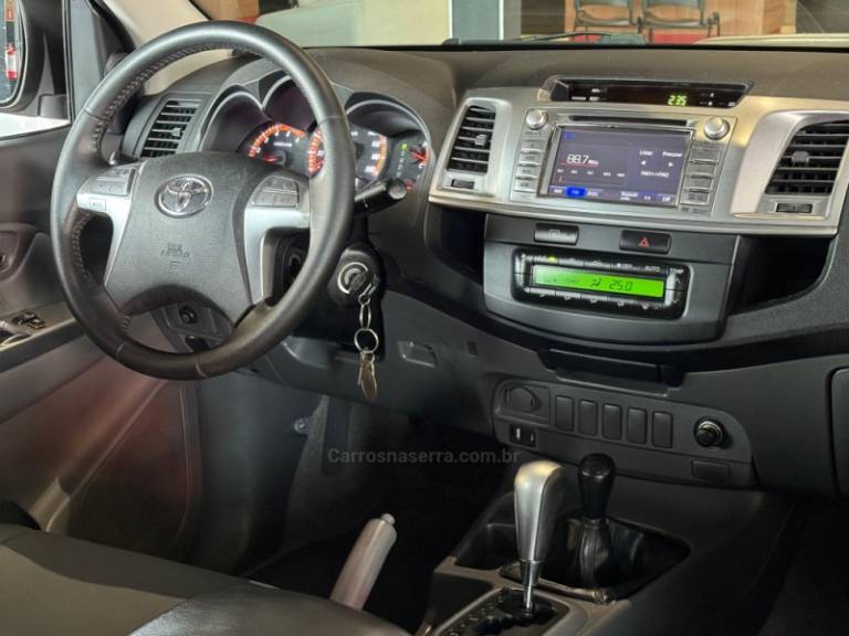 TOYOTA - HILUX - 2014/2014 - Prata - R$ 147.900,00