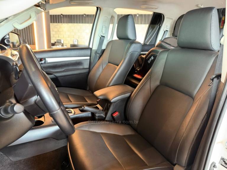 TOYOTA - HILUX - 2022/2023 - Branca - R$ 285.900,00