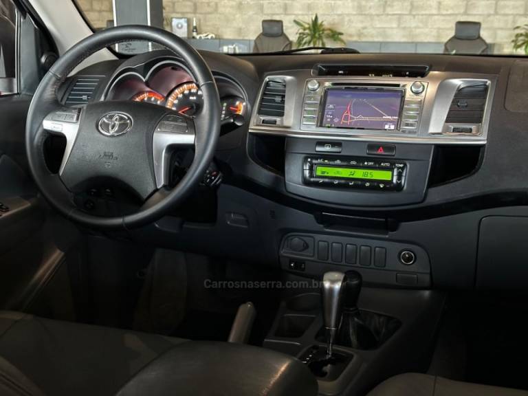 TOYOTA - HILUX - 2013/2014 - Prata - R$ 149.900,00