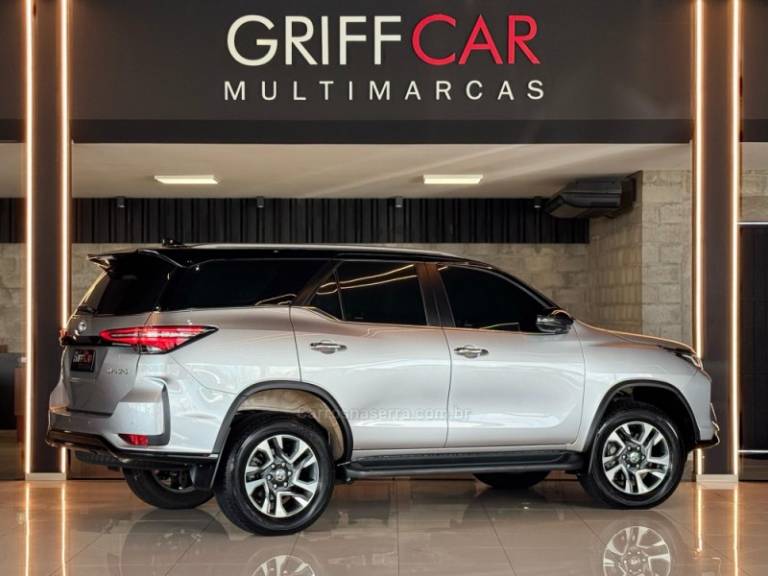 TOYOTA - HILUX SW4 - 2022/2022 - Prata - R$ 359.900,00