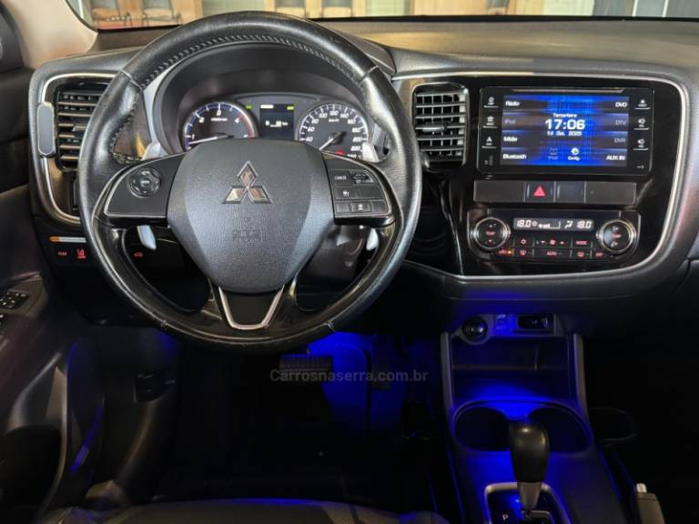 MITSUBISHI - OUTLANDER - 2015/2016 - Branca - R$ 121.900,00