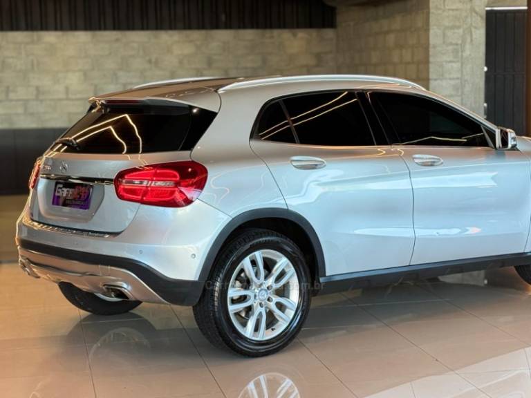 MERCEDES-BENZ - GLA 200 - 2014/2015 - Prata - R$ 89.900,00