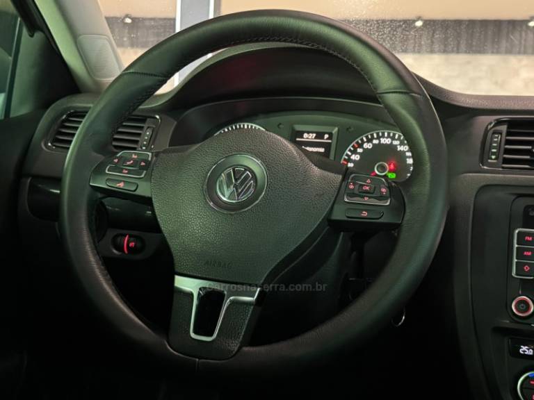 VOLKSWAGEN - JETTA - 2013/2014 - Prata - R$ 75.900,00