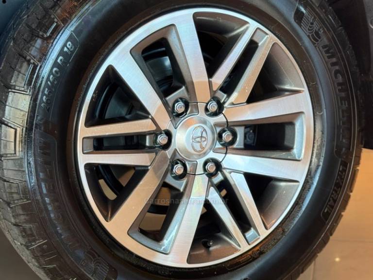 TOYOTA - HILUX SW4 - 2016/2017 - Branca - R$ 219.900,00