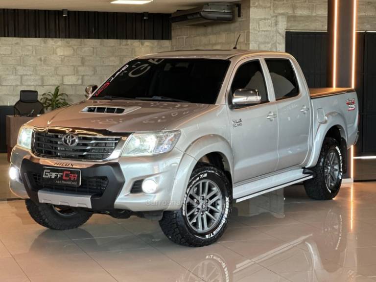 TOYOTA - HILUX - 2013/2014 - Prata - R$ 149.900,00