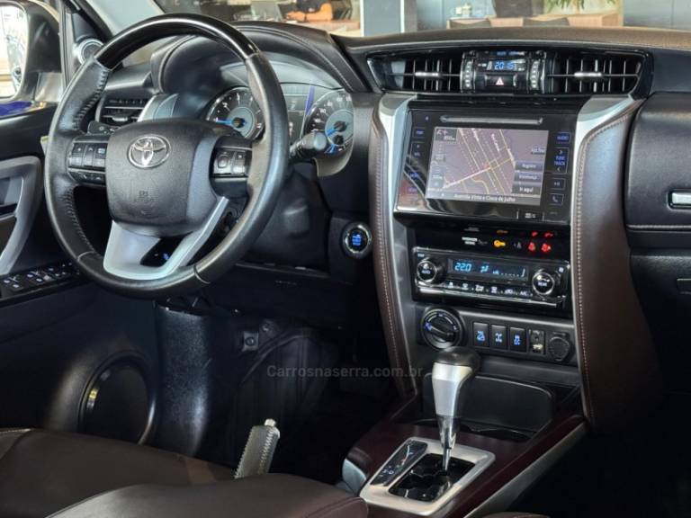 TOYOTA - HILUX SW4 - 2016/2017 - Branca - R$ 219.900,00