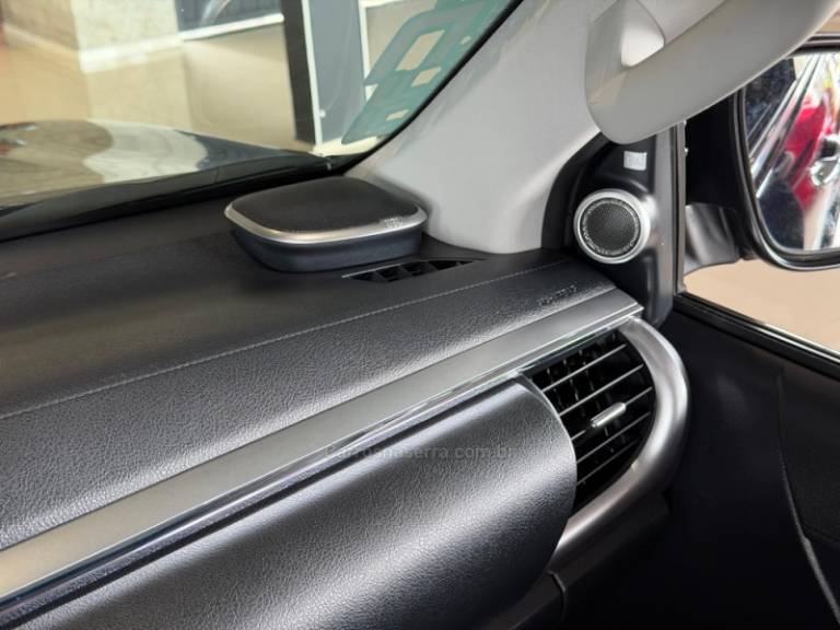 TOYOTA - HILUX - 2020/2021 - Preta - R$ 249.900,00