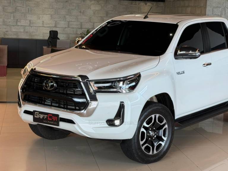 TOYOTA - HILUX - 2022/2023 - Branca - R$ 285.900,00