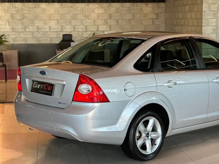 FORD - FOCUS - 2012/2013 - Prata - R$ 44.900,00