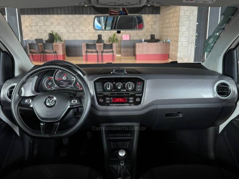 VOLKSWAGEN - UP - 2017/2018 - Branca - R$ 67.900,00