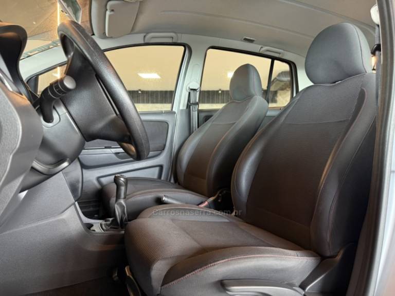 VOLKSWAGEN - FOX - 2010/2011 - Prata - R$ 39.900,00