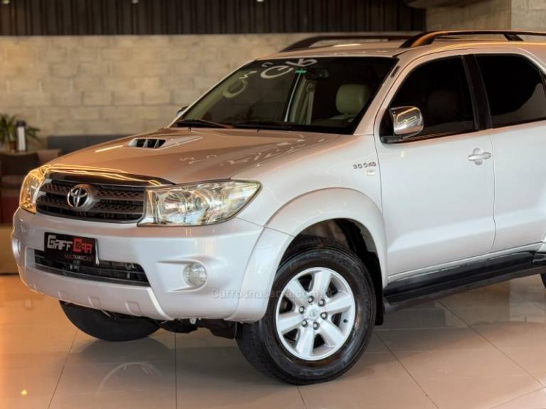 TOYOTA - HILUX SW4 - 2009/2010 - Prata - R$ 124.900,00