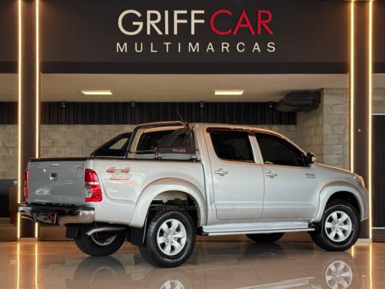TOYOTA - HILUX - 2014/2014 - Prata - R$ 147.900,00