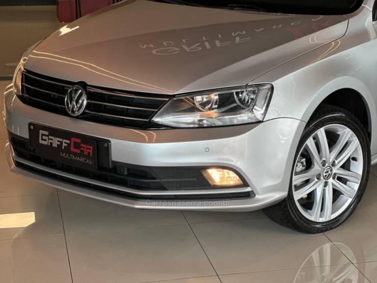 VOLKSWAGEN - JETTA - 2014/2015 - Vermelha - R$ 87.900,00