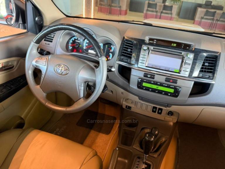 TOYOTA - HILUX SW4 - 2013/2013 - Branca - R$ 146.900,00