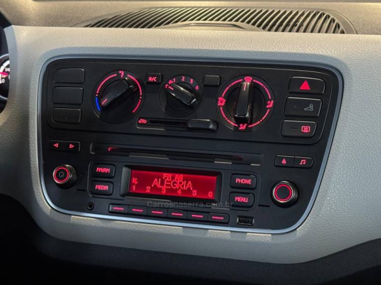VOLKSWAGEN - UP - 2015/2016 - Preta - R$ 52.900,00